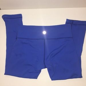 Lululemon size 6 Reversible navy/light blue Capri